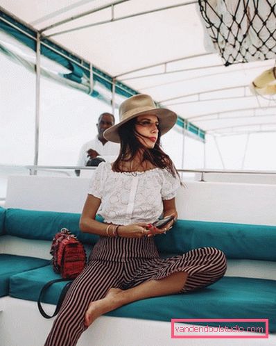 Elegante estate sull'esempio dell'estate più alla moda guarda 2019-2020 - tendenze fotografiche