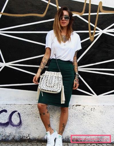 Elegante estate sull'esempio dell'estate più alla moda guarda 2019-2020 - tendenze fotografiche