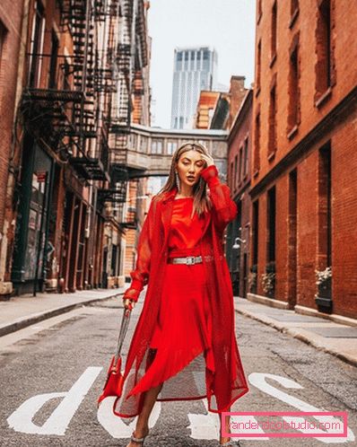 Elegante estate sull'esempio dell'estate più alla moda guarda 2019-2020 - tendenze fotografiche