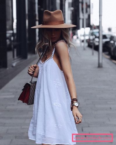 Elegante estate sull'esempio dell'estate più alla moda guarda 2019-2020 - tendenze fotografiche