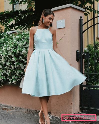 Elegante estate sull'esempio dell'estate più alla moda guarda 2019-2020 - tendenze fotografiche