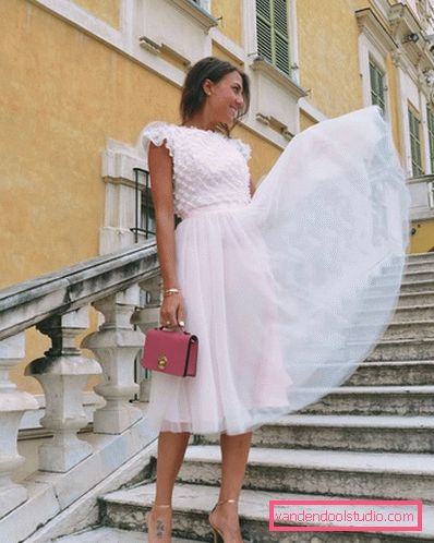 Elegante estate sull'esempio dell'estate più alla moda guarda 2019-2020 - tendenze fotografiche