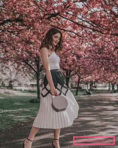 Elegante estate sull'esempio dell'estate più alla moda guarda 2019-2020 - tendenze fotografiche