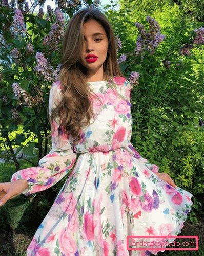Elegante estate sull'esempio dell'estate più alla moda guarda 2019-2020 - tendenze fotografiche