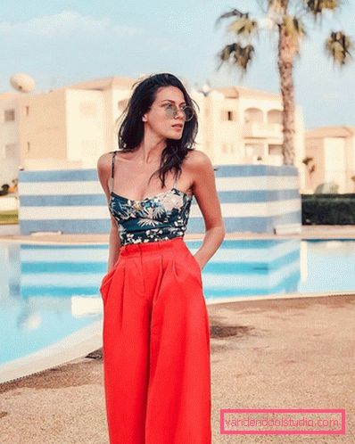 Elegante estate sull'esempio dell'estate più alla moda guarda 2019-2020 - tendenze fotografiche