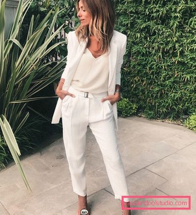 Elegante estate sull'esempio dell'estate più alla moda guarda 2019-2020 - tendenze fotografiche