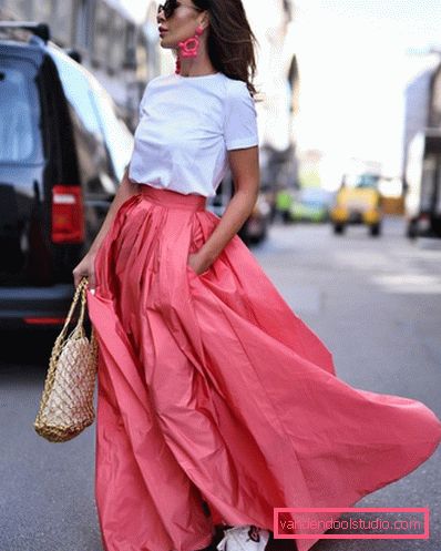 Elegante estate sull'esempio dell'estate più alla moda guarda 2019-2020 - tendenze fotografiche