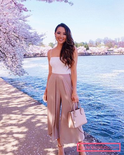 Elegante estate sull'esempio dell'estate più alla moda guarda 2019-2020 - tendenze fotografiche
