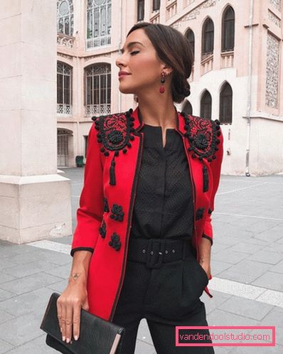 Elegante estate sull'esempio dell'estate più alla moda guarda 2019-2020 - tendenze fotografiche