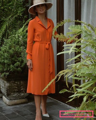 Elegante estate sull'esempio dell'estate più alla moda guarda 2019-2020 - tendenze fotografiche