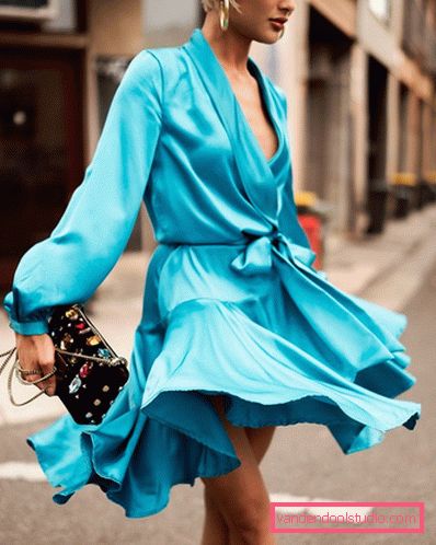 Elegante estate sull'esempio dell'estate più alla moda guarda 2019-2020 - tendenze fotografiche