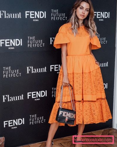 Elegante estate sull'esempio dell'estate più alla moda guarda 2019-2020 - tendenze fotografiche