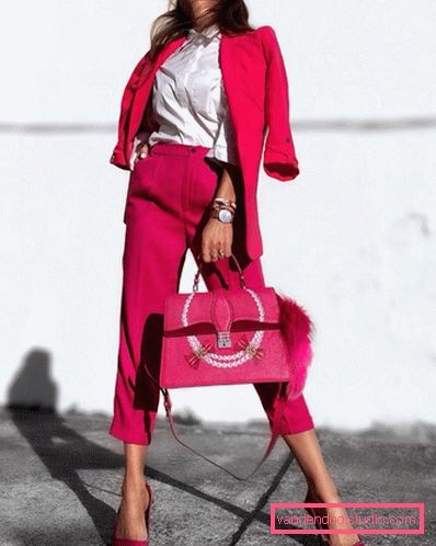 Elegante estate sull'esempio dell'estate più alla moda guarda 2019-2020 - tendenze fotografiche