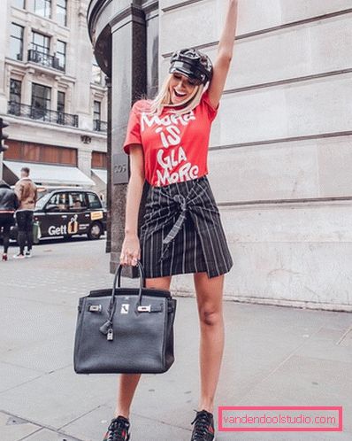 Elegante estate sull'esempio dell'estate più alla moda guarda 2019-2020 - tendenze fotografiche