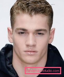 Acconciatura maschile con effetto di capelli bagnati Acconciature da uomo alla moda primavera-estate 2019