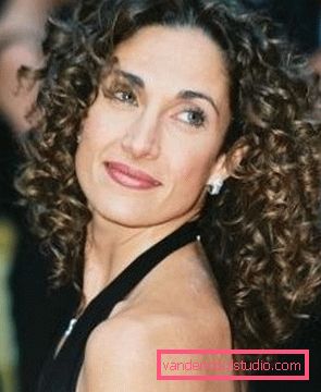 Tagli per le donne dopo 50 anni per i lunghi capelli ricci Tagli di capelli alla moda per le donne dopo 50 anni a diverse lunghezze di capelli