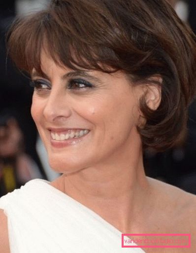 Tagli per le donne dopo 50 anni per i capelli corti e ricci Tagli di capelli alla moda per le donne dopo 50 anni a diverse lunghezze di capelli