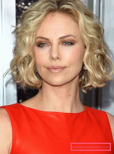 Eleganti tagli di capelli per capelli medi 2019-2020 anni