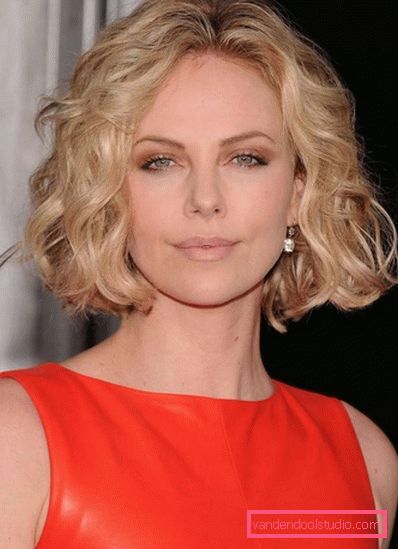 Eleganti tagli di capelli per capelli medi 2019-2020 anni