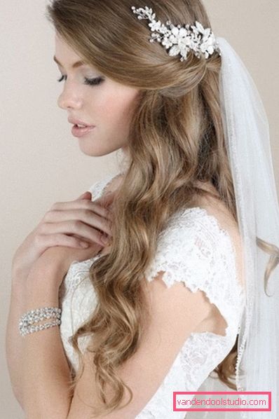 Belle acconciature da sposa 2017 con un velo Tendenze moda in acconciature da sposa 2019
