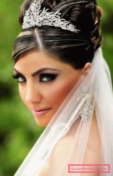Belle acconciature da sposa 2017 con un velo e una tiara Tendenze moda in acconciature da sposa 2019