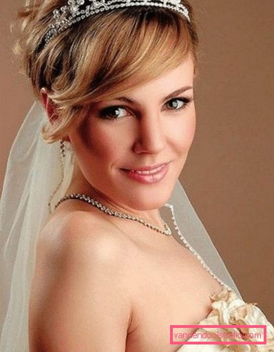 Belle acconciature da sposa 2017 con un velo Tendenze moda in acconciature da sposa 2019