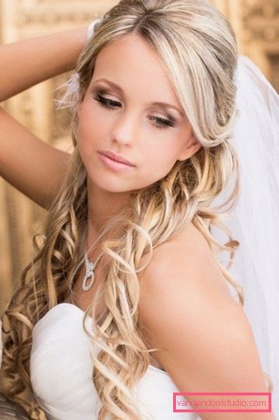 Belle acconciature da sposa 2017 con un velo Tendenze moda in acconciature da sposa 2019