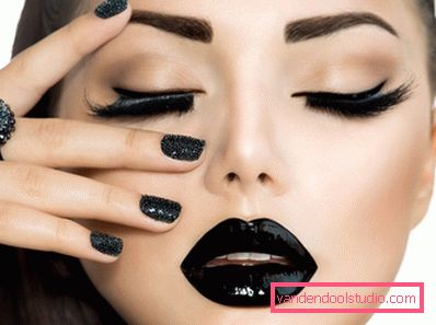 Manicure nera alla moda