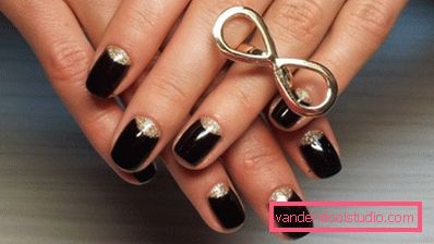 Manicure nera alla moda