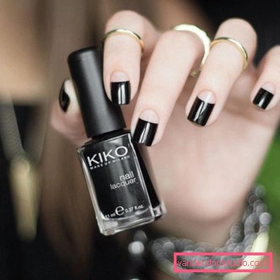 Manicure nera alla moda
