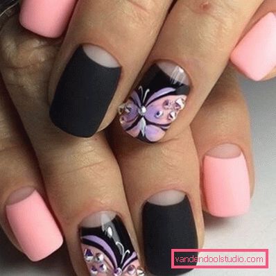 Manicure nera alla moda