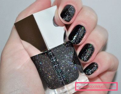 Manicure nera alla moda
