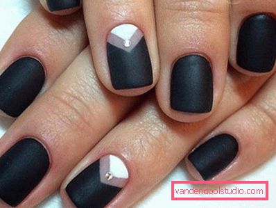 Manicure nera alla moda