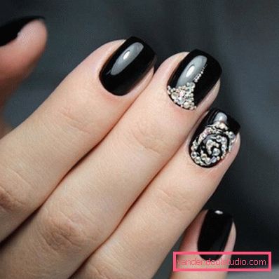 Manicure nera alla moda