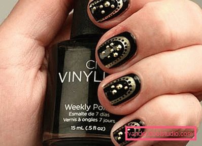 Manicure nera alla moda