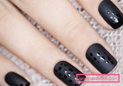 Manicure nera alla moda
