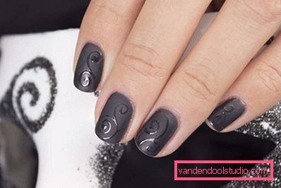 Manicure nera alla moda
