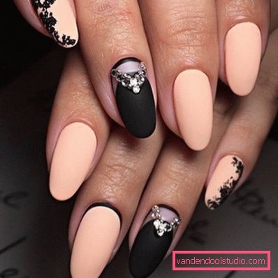 Manicure nera alla moda