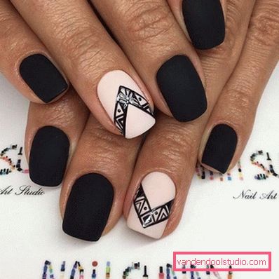 Manicure nera alla moda