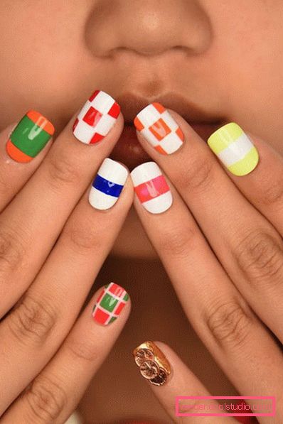 Elegante manicure geometrica 2019-2020 anni