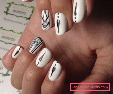 Elegante manicure geometrica 2019-2020 anni