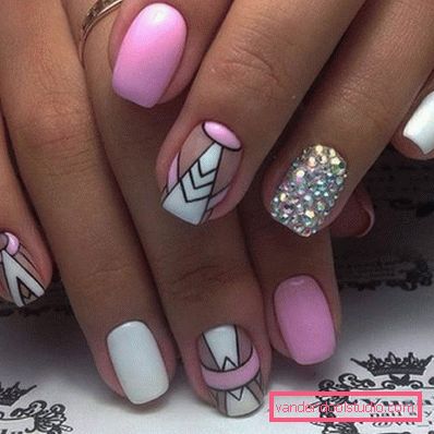 Elegante manicure geometrica 2019-2020 anni