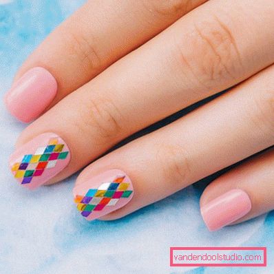 Elegante manicure geometrica 2019-2020 anni