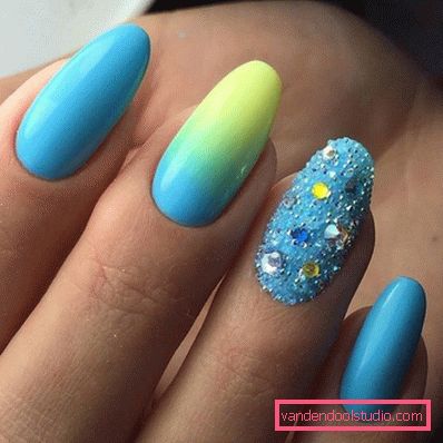 Bella manicure blu - foto
