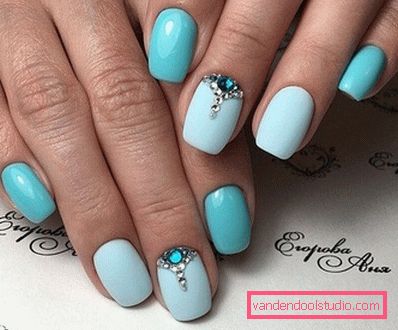Bella manicure blu - foto