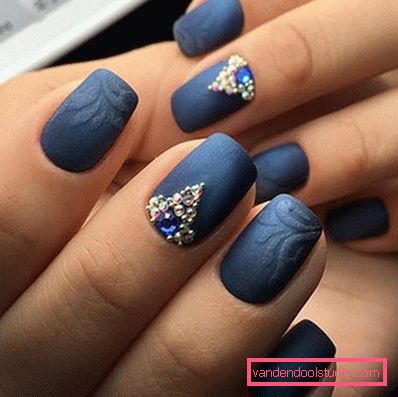 Deliziosa manicure con strass 2019-2020
