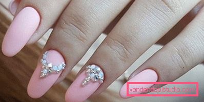 Deliziosa manicure con strass 2019-2020