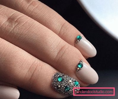 Deliziosa manicure con strass 2019-2020