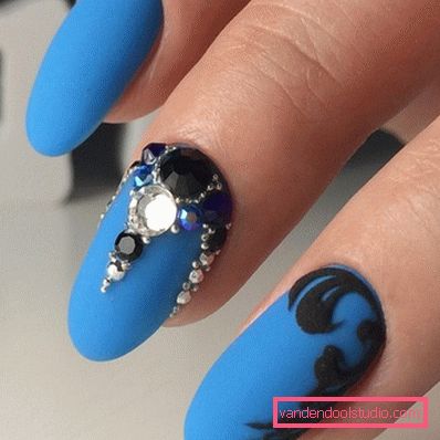 Deliziosa manicure con strass 2019-2020