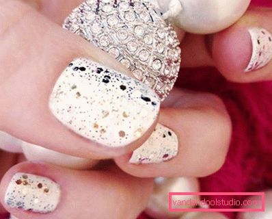 Deliziosa manicure con strass 2019-2020